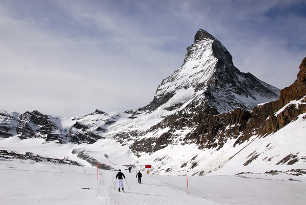 Skiing towards the pase of the Matterhorn
