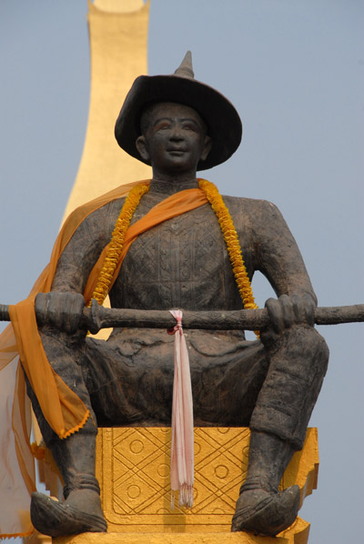 King Setthathirat in front of Pha That Luang