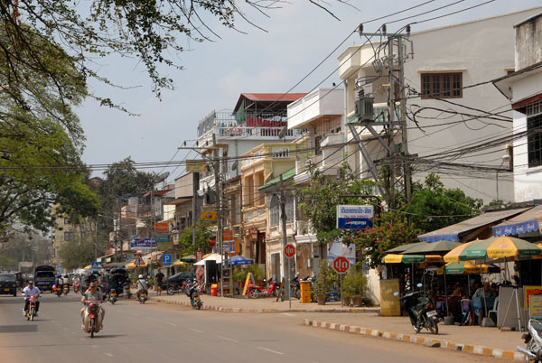 Thanon Fa Ngum, the main road along the Mekong, Vientiane