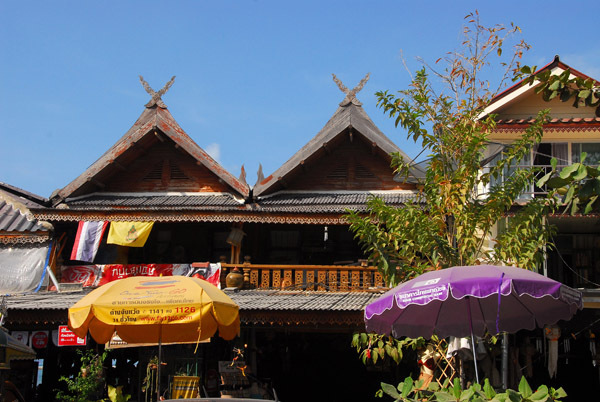 Touristy shops outside the Big Buddha Temple