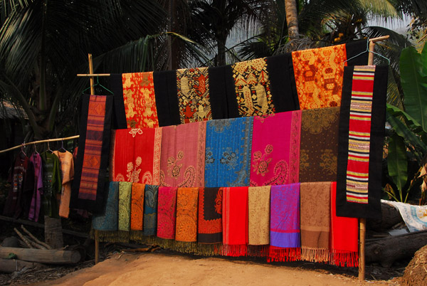 Colorful locally hand-made cloth for sale, Ban Xang Hai - the stop is very short though