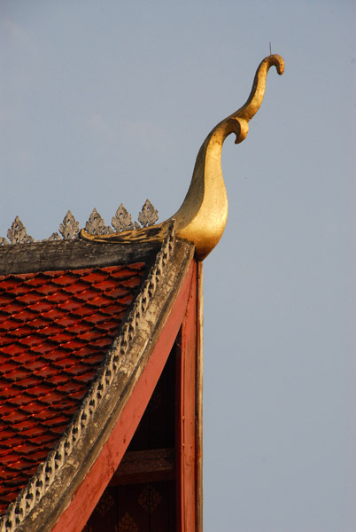 Wat Mai Suwannaphumaham roof detail jao faa