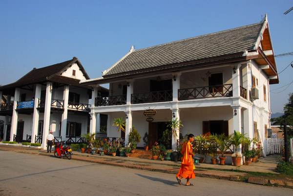 Monk walking past the Sok Xai Guesthouse, Thanon Xieng Thong