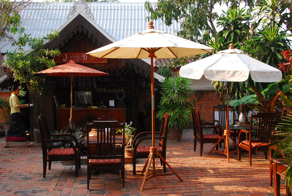 Bar of the Villa Santi, Thanon Xieng Thong, top end choice