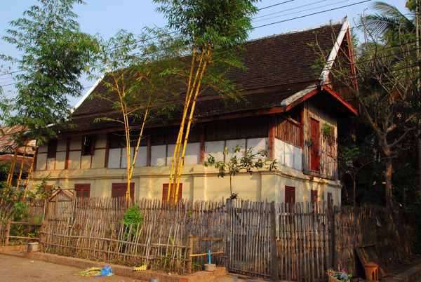 There is a mix of traditional and colonial architecture
