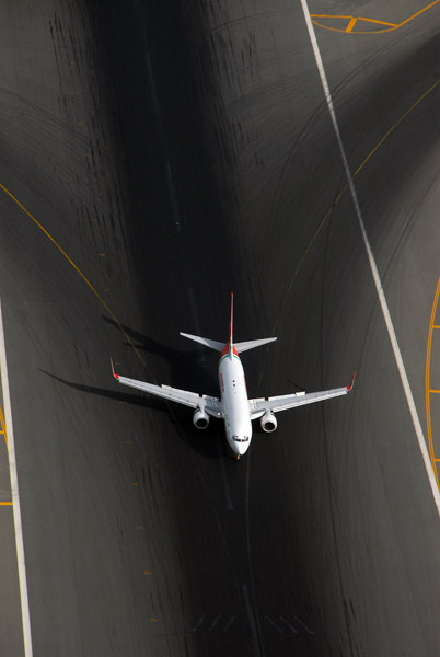 Oman Air landing at Dubai