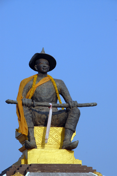 King Setthathirat in front of Pha That Luang