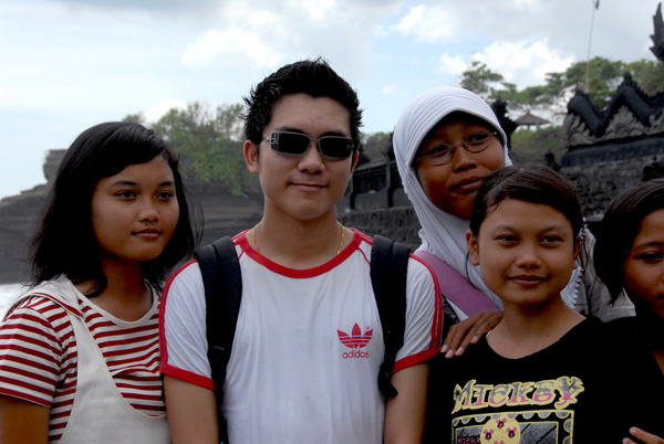 Jeng and Indonesian girls at Tanah Lot