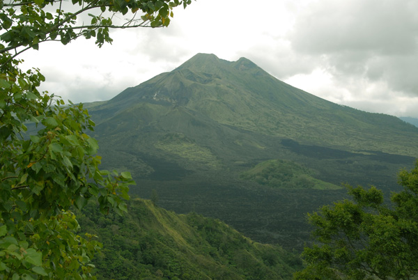 The volcano Gunung Batur (1730m) seen from the crater rim near Penelokan
