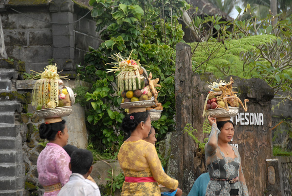Balinese women carrying offerings