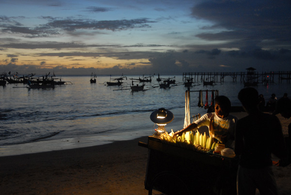 Vendor of roasted corn, Jimbaren Beach