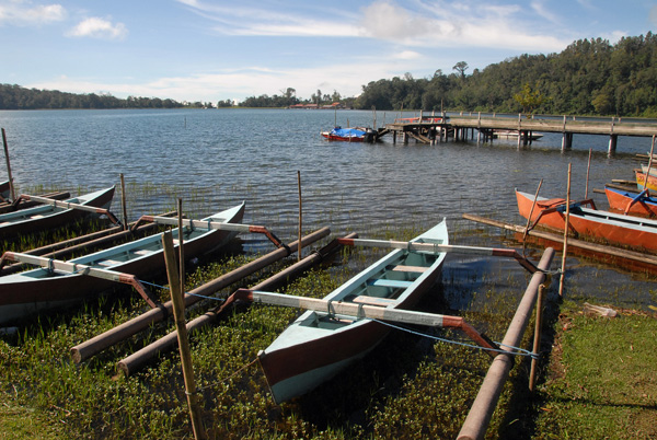 Outrigger canoes used to paddle tourists around the lake temple, Pura Ulun Danu Bratan