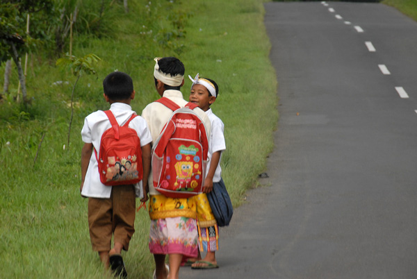 Balinese schoolchildren along the road, Danau Buyan