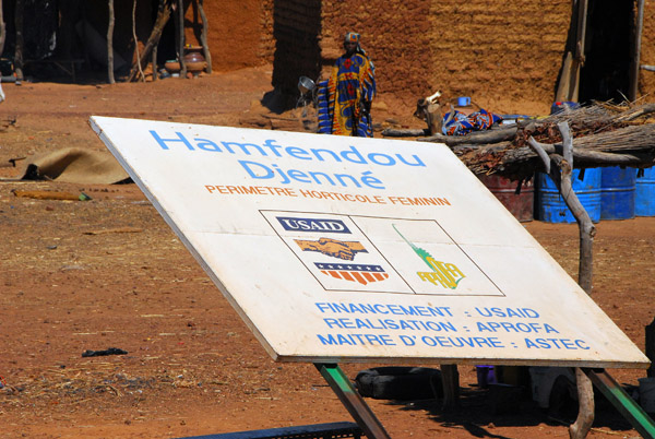 Fallen sign for Hamfendou Djenné - Perimetre Horticole Feminin, a USAID project