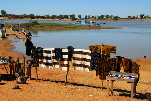 Vendors set up shop near the Djenné ferry landing