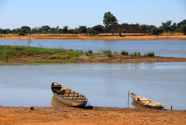 Pirogues pulled up along the Bani River near Djenné