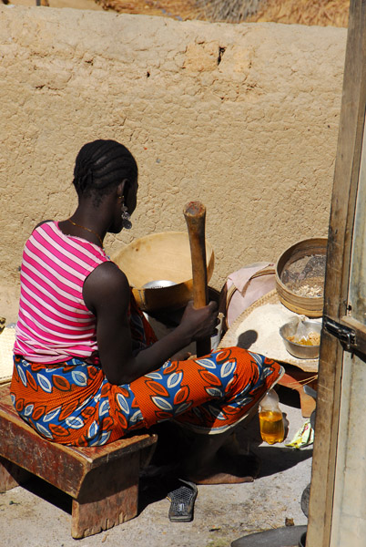 Even in a large town like Djenné, women can be seen grinding millet