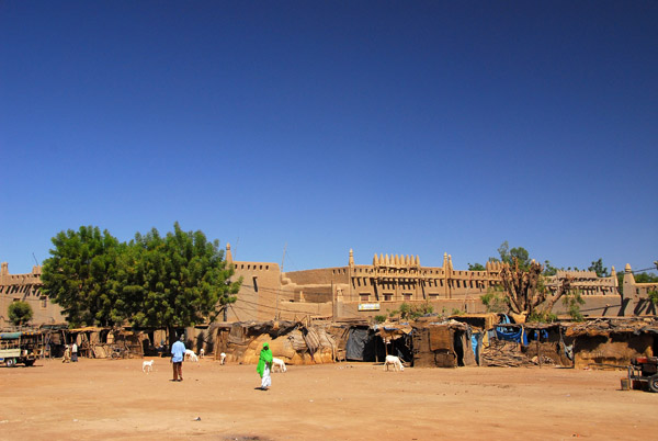 On Mondays, a large market takes place on the square in front of the mosque, Djenné
