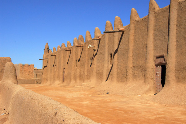 The western facade of the Great Mosque of Djenné