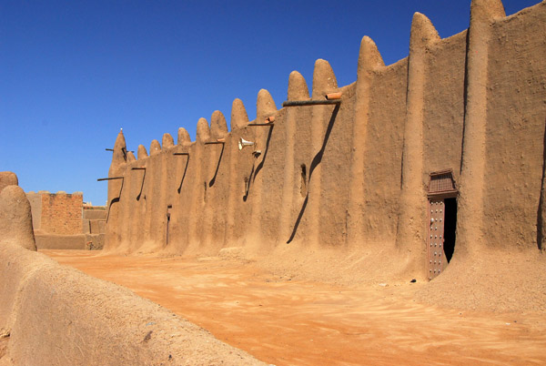 The western facade of the Great Mosque of Djenné