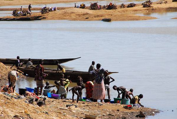 Washing up along the river, Djenné, Mali