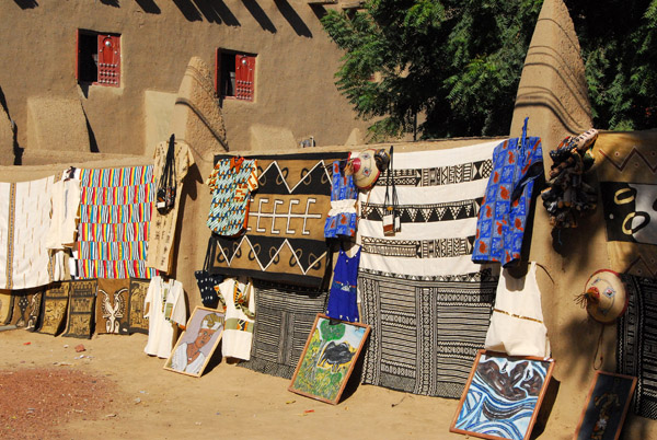 Wares on display for tourists near the post office, Djenné