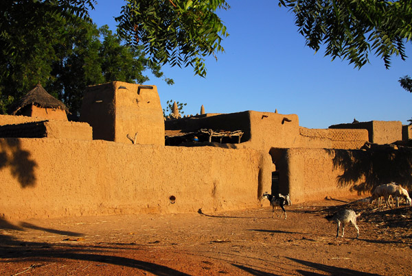 Village between Djenné and the main intersection