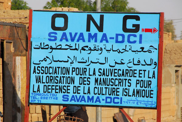 ONG = Organisation Non Gouvermental - Non-Governmental Organization. The Route de Karioumé is lined with them
