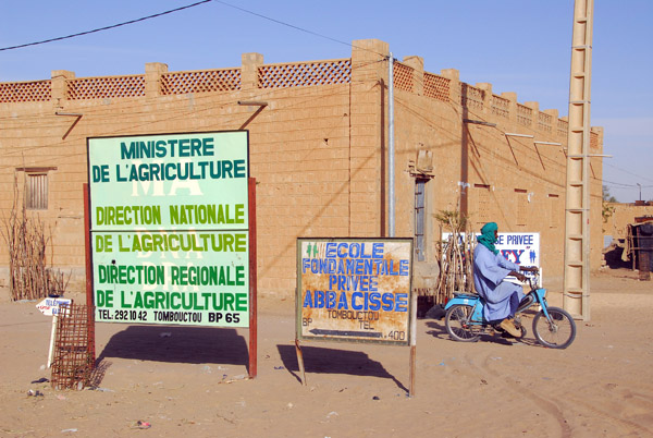 Timbuktu branch of the Ministry of Agriculture and the Abba Cisse private school, Route de Korioumé