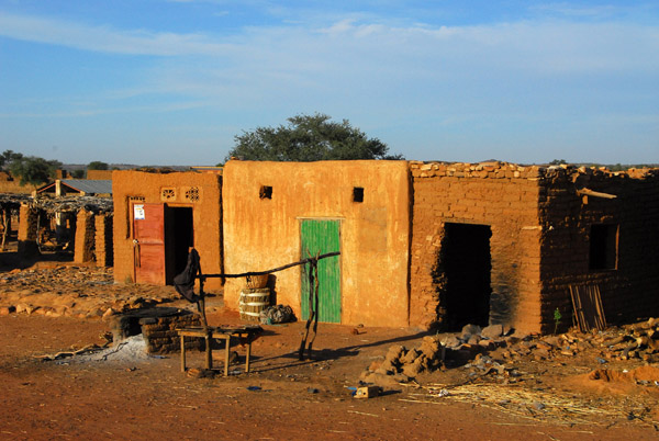 Village along the Bandigara-Mopti road