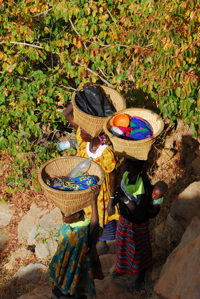 Dogon women with baskets on the trail