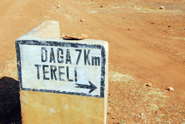 Sign for Daga Tereli off the main road along the Bandiagara Plateau