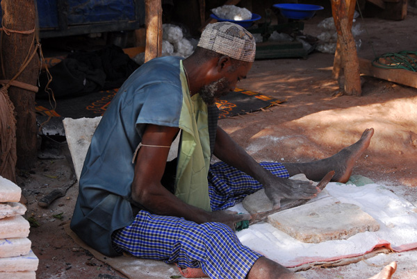 Man cutting a block of salt, Mopti