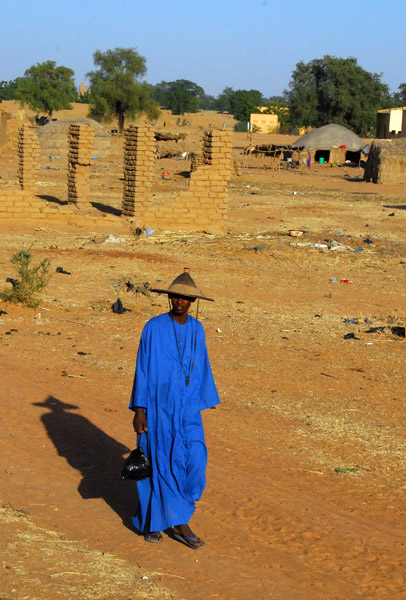 Man in a traditional hat wearing a tuareg blue galabaya