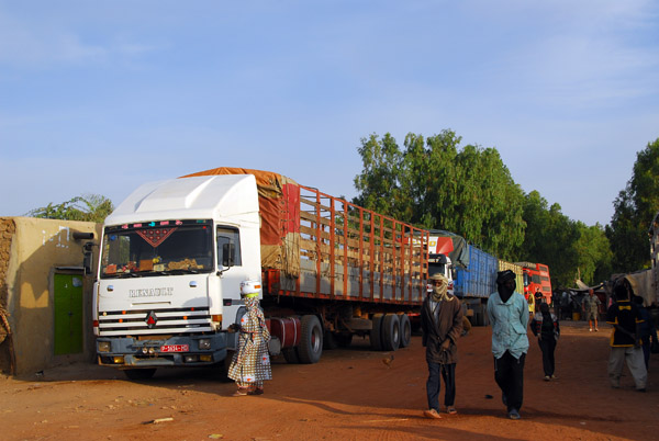 After 2 nights in Timbuktu, we try and get an early start back across the ferry, but several large trucks are already waiting