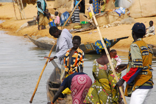 Pirogue with villagers, Mali
