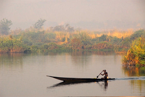 Pirogue on the Niger River, morning of 28 November 2006MaliNov06 913.jpg