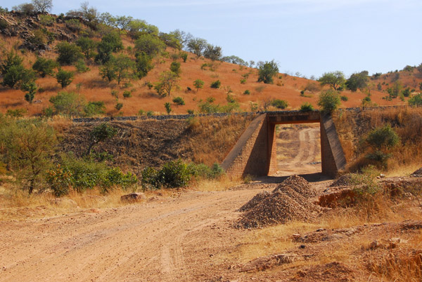 The road from Kayes to Diamou soon leaves the railroad