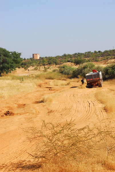 Dirt track approaching Médine, Mali