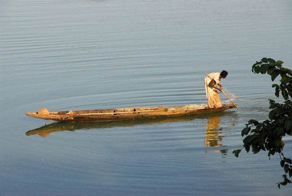 Fishing pirogue at Félou, Mali