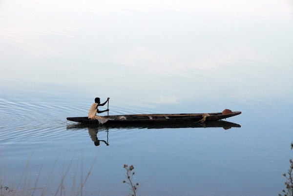 Man paddling a pirogue on the Senegal River, Félou, Mali