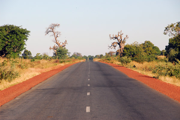 The main highway of Mali, the N6 connecting the capital Bamako with Mopti