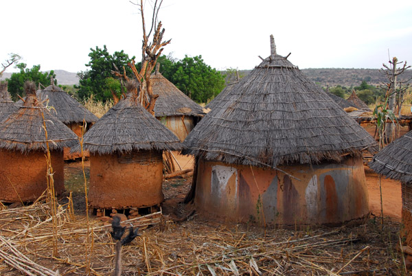 Another hut near Sélinkégni, Mali, with painted decoration