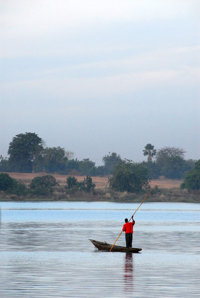 Man poling a pirogue on the Bakoy