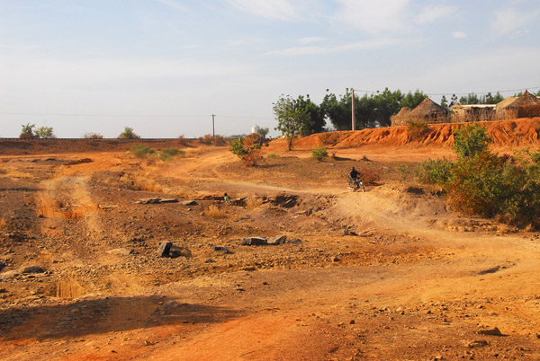 The dirt track nearing Mahina, Mali