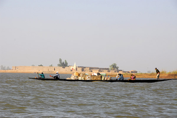 Setting off from Mopti, there is lots of other river traffic