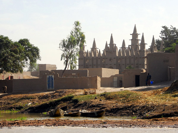 Large mosque in a riverside village along the Niger, Mali