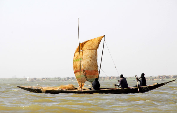 Pirogue with the sail raised