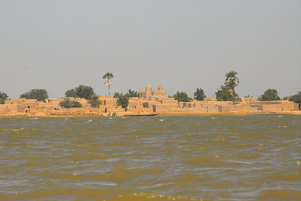 Substantial riverside village, Mali