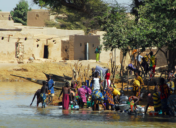 Villagers washing dishes and laundry in the Niger River, Kotaka